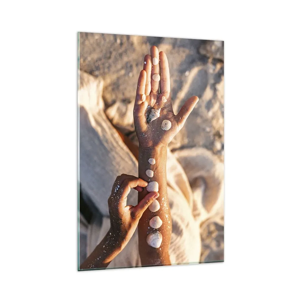 Glasbild - Bild auf glas - Hände mit Muscheln auf dem Sandhintergrund angeordnet - 80x120cm - Schönheit an Ihren Fingerspitzen - Moderne Wanddekoration für Wohnzimmer und Schlafzimmer ARTTOR