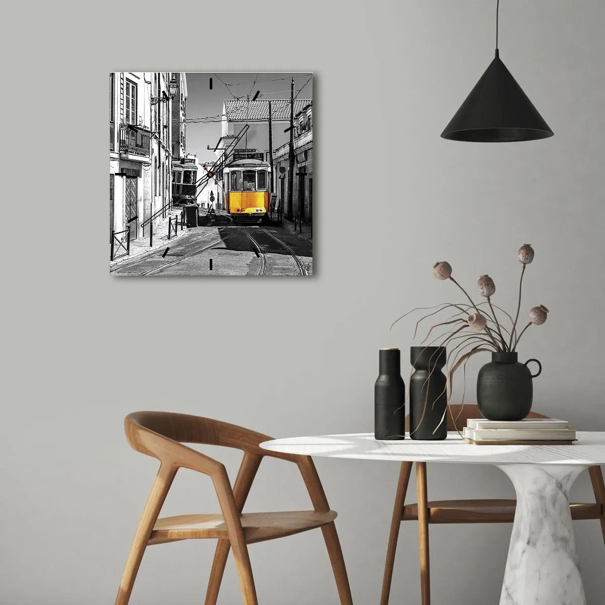 Wanduhr - Glasuhr - Eine gelbe Straßenbahn auf den Straßen von Lissabon in einer monochromen Umgebung - 30x30cm - Der Geist von Lissabon - Moderne Wanddekoration für Wohnzimmer und Schlafzimmer ARTTOR