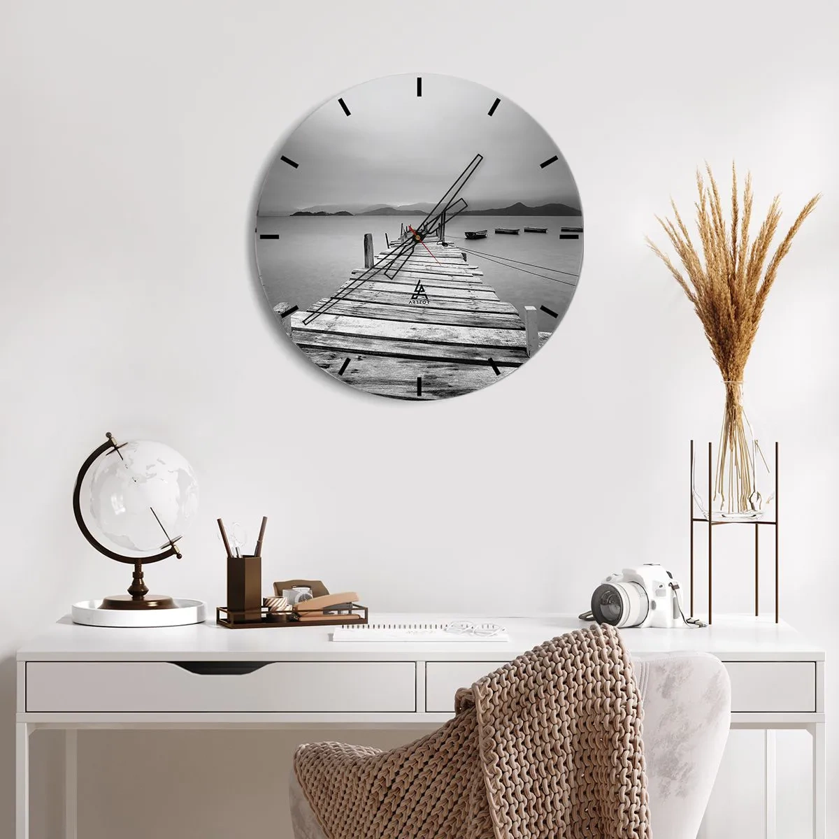 Wanduhr - Glasuhr - Ein Holzsteg über einem ruhigen See mit Bergen im Hintergrund - 30x30cm - Hinter den Bergen, jenseits der Meere - Moderne Wanddekoration für Wohnzimmer, Küche und Schlafzimmer ARTTOR
