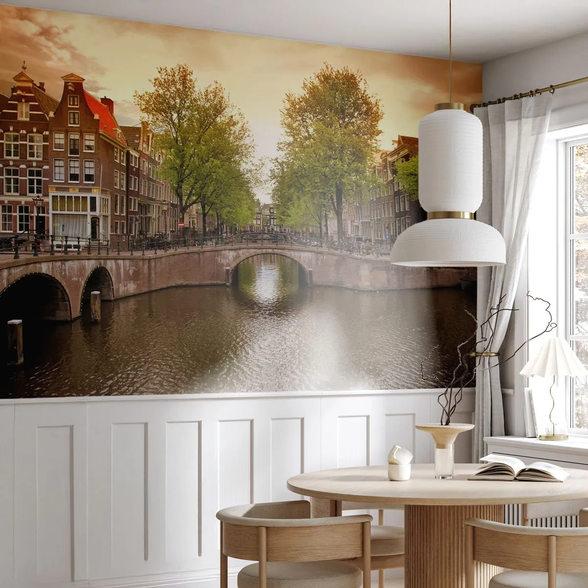 Fototapete Premium Sand - Eine Brücke und ein Kanal in Amsterdam, umgeben von Häusern und Bäumen - 100x70cm - Mit dem Boot oder mit dem Fahrrad? - Moderne Wanddekoration für Wohnzimmer und Schlafzimmer ARTTOR