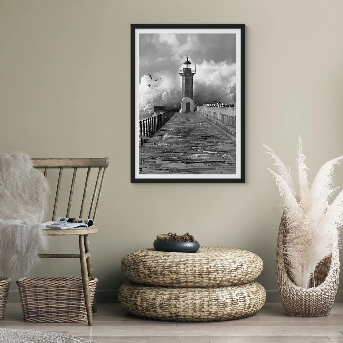 Poster in einem schwarzem Rahmen - Ein schwarz-weißer Leuchtturm, umgeben von Wellen - 50x70cm - Furchtlos - Moderne Wanddekoration für Wohnzimmer und Schlafzimmer ARTTOR