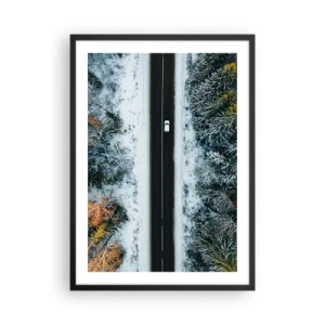 Poster in einem schwarzem Rahmen - Eine Vogelperspektive auf einen Winterwald mit einer Straße und einem einzelnen Auto - 50x70cm - Schnitt durch den Winterwald - Moderne Wanddekoration für Wohnzimmer und Schlafzimmer ARTTOR