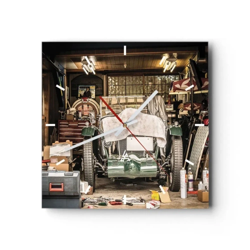 Wanduhr - Glasuhr - Ein altes Auto in einer Garage, umgeben von Werkzeugen und Geräten - 30x30cm - Zurück in die Vergangenheit - Moderne Wanddekoration für Wohnzimmer und Schlafzimmer ARTTOR