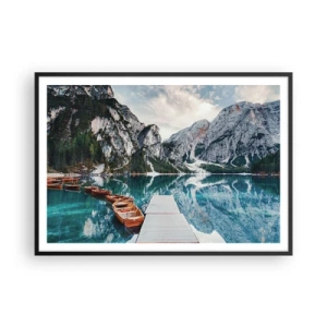 Poster in einem schwarzem Rahmen - Ein See mit Booten, umgeben von Bergen - 100x70cm - Wir zeigen Ihnen Schönheit - Moderne Wanddekoration für Wohnzimmer und Schlafzimmer ARTTOR
