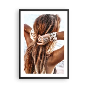 Poster in einem schwarzem Rahmen - Eine Frau mit langen, mit Muscheln geschmückten Haaren am Meer - 50x70cm - Eine Schwester von Wasser und Sonne - Moderne Wanddekoration für Wohnzimmer und Schlafzimmer ARTTOR