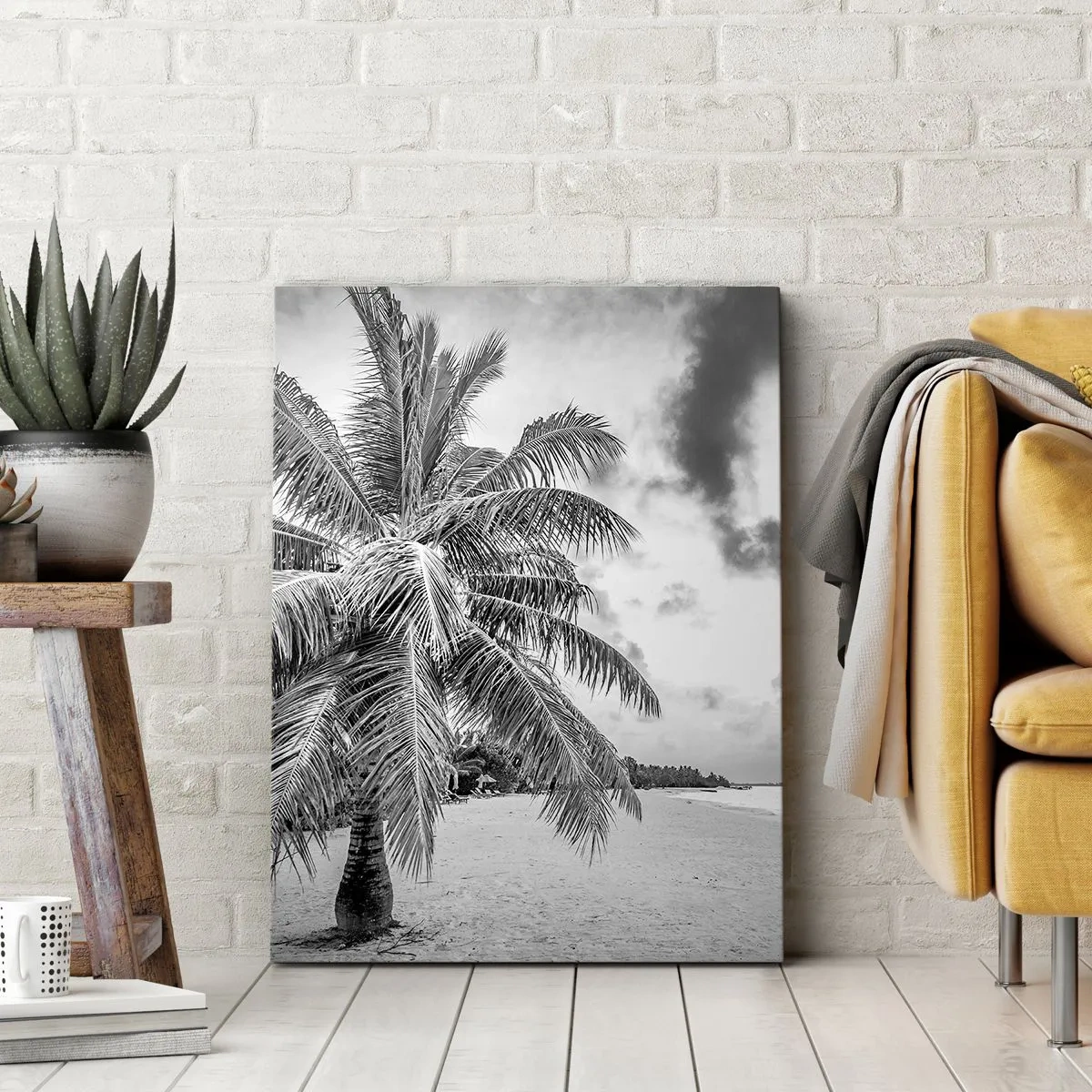 Bild auf Leinwand - Leinwandbild - Schwarz-weiße Palme an einem leeren Strand mit Wolken - 70x100cm - Wenn du dich nach Einsamkeit sehnst ... - Moderne Wanddekoration für Wohnzimmer und Schlafzimmer ARTTOR