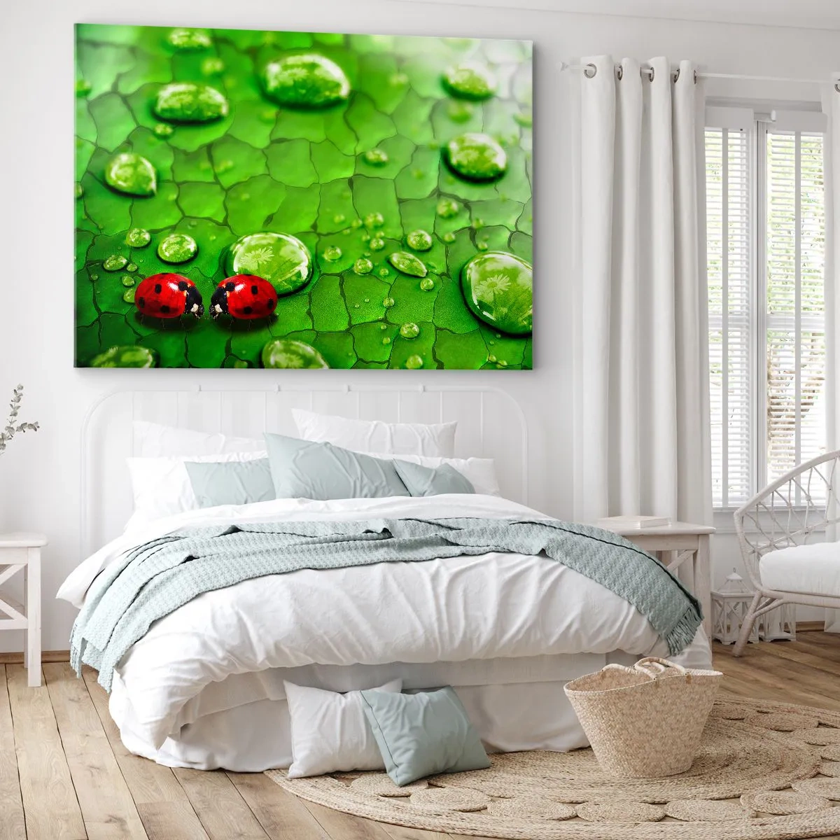 Bild auf Leinwand - Leinwandbild - Zwei Marienkäfer auf einem Blatt mit Wassertropfen in der Makrofotografie - 100x70cm - Treffen im Grünen - Moderne Wanddekoration für Wohnzimmer und Schlafzimmer ARTTOR