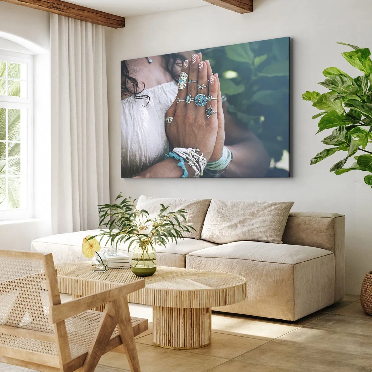 Bild auf Leinwand - Leinwandbild - Mit Boho-Schmuck verzierte Hände - 70x50cm - Willkommen im Zentrum des Seins - Moderne Wanddekoration für Wohnzimmer und Schlafzimmer ARTTOR
