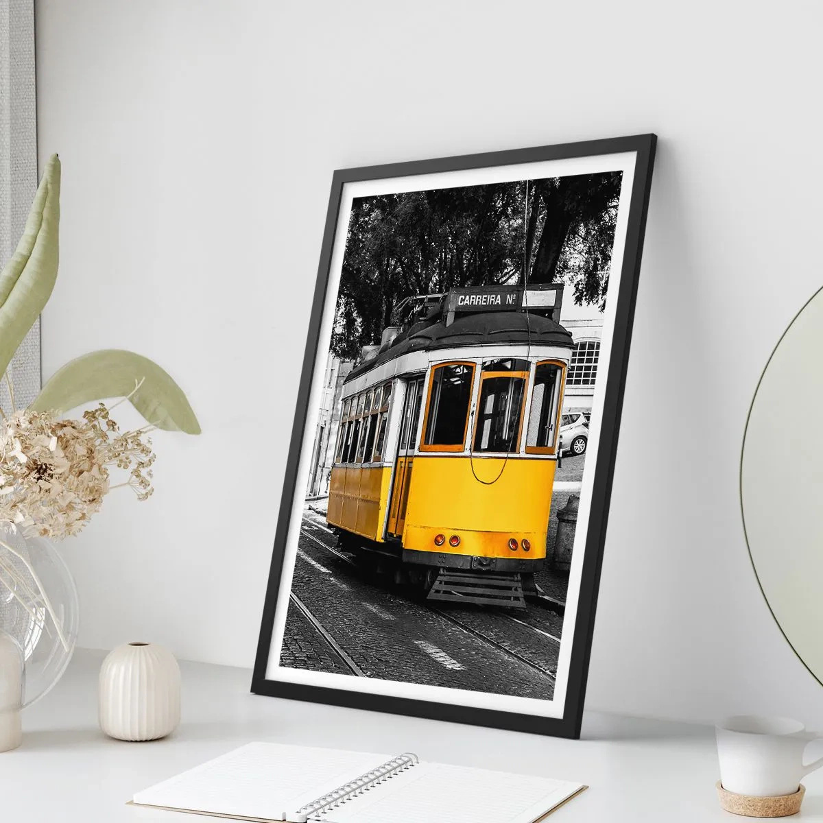 Poster in einem schwarzem Rahmen - Und Fado im Hintergrund - 61x91 cm