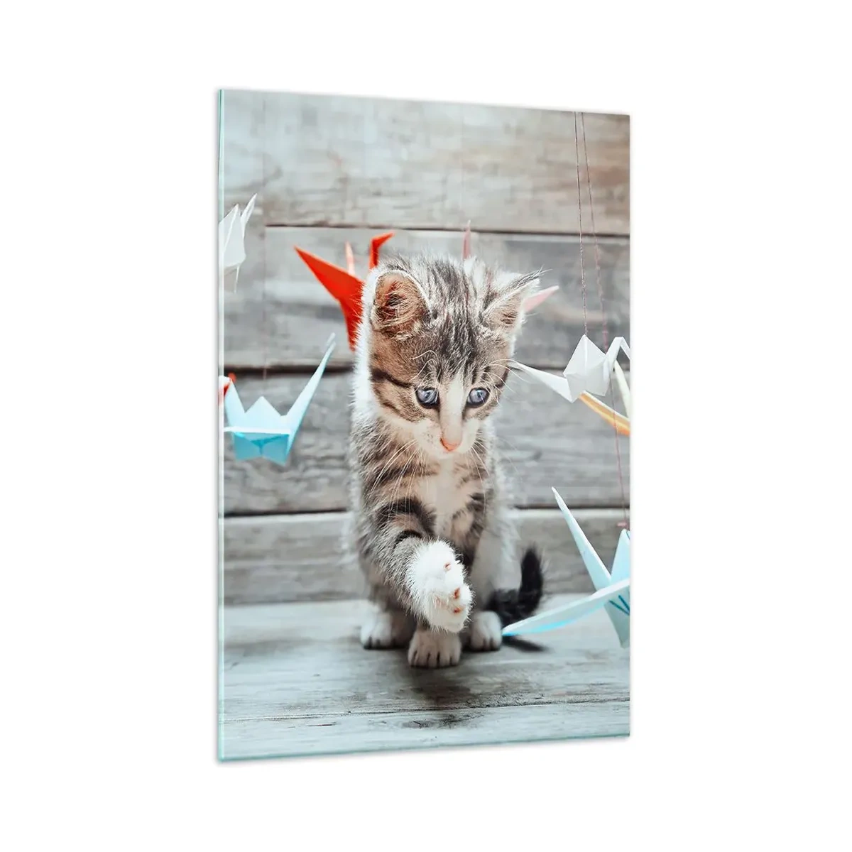 Glasbild - Bild auf glas - Ein Kätzchen spielt mit hängenden Origami-Papierkranichen. - 80x120cm - Erste Stunde - Moderne Wanddekoration für Wohnzimmer und Schlafzimmer ARTTOR