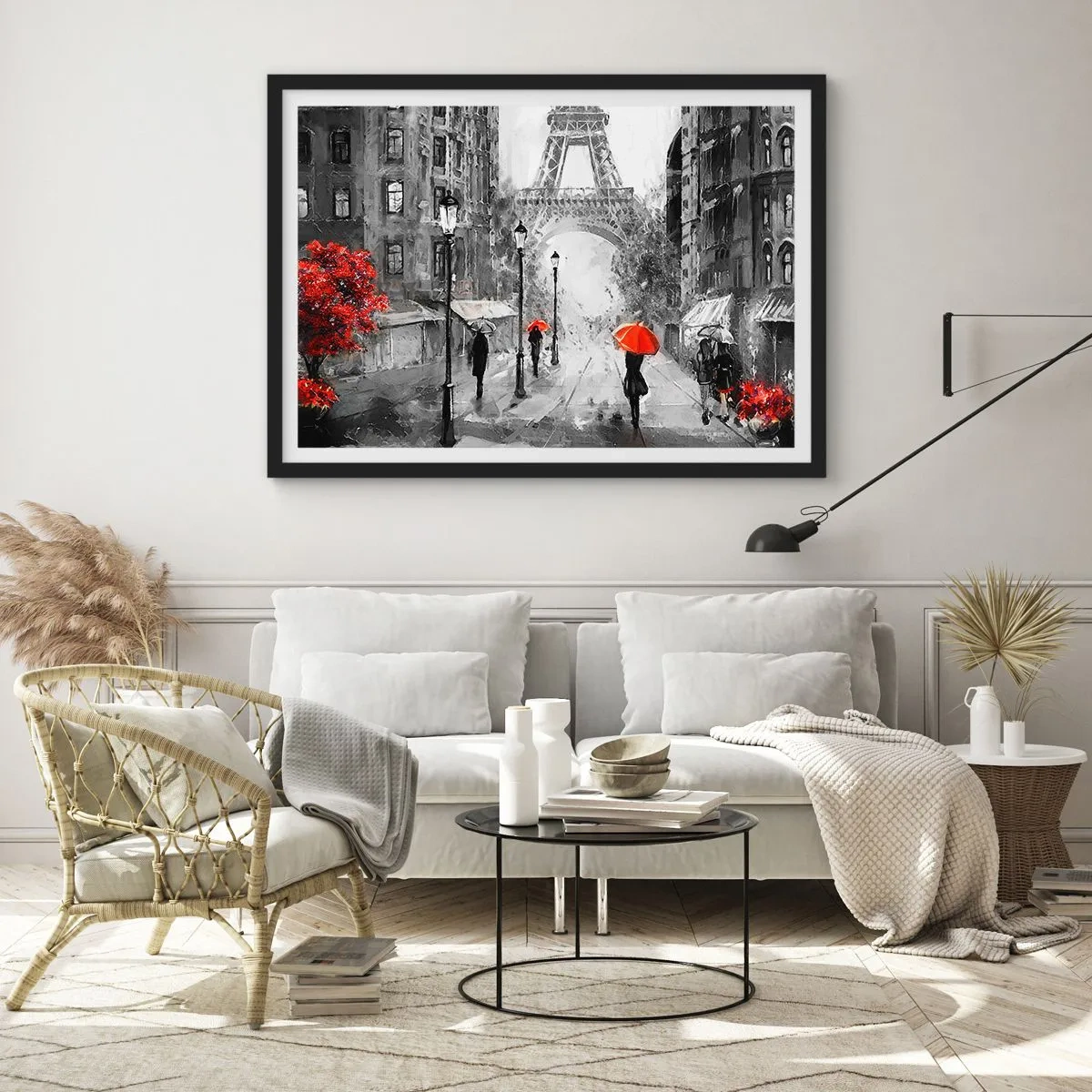 Poster in einem schwarzem Rahmen - Eine Straße mit Blick auf den Eiffelturm und roten Regenschirmen - 70x50cm - Alle Wege führen zu ihr - Moderne Wanddekoration für Wohnzimmer und Schlafzimmer ARTTOR
