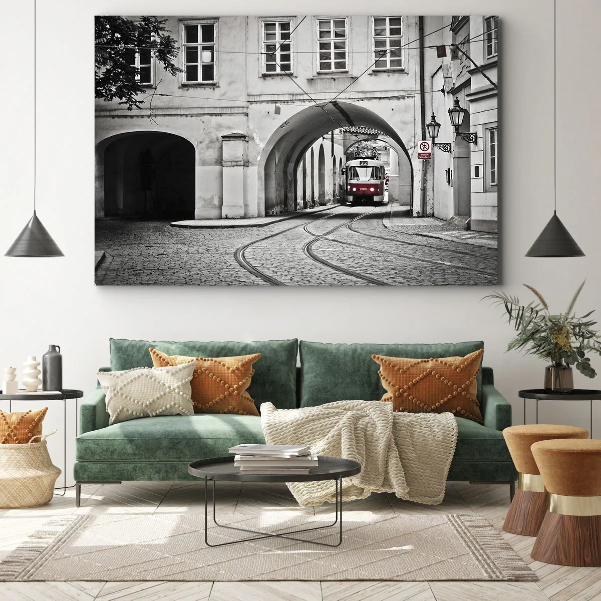 Bild auf Leinwand - Leinwandbild - Eine schwarz-weiße Straßenbahn in einer historischen Stadtstraße - 70x50cm - Durch das Stadtlabyrinth - Moderne Wanddekoration für Wohnzimmer und Schlafzimmer ARTTOR