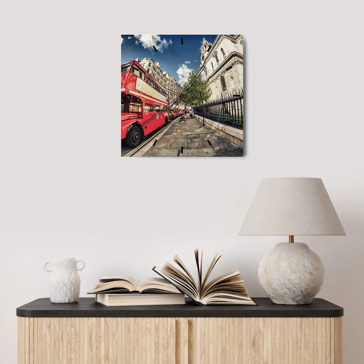 Wanduhr - Glasuhr - Roter Doppeldeckerbus in London in der Nähe der Straße und der Kathedrale - 30x30cm - Londoner Straße in Grau und Rot - Moderne Wanddekoration für Wohnzimmer und Schlafzimmer ARTTOR