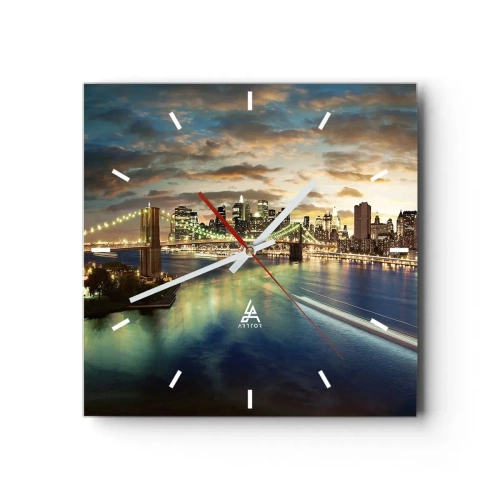 Wanduhr - Glasuhr - Eine beleuchtete Brücke mit der Stadt im Hintergrund, deren Lichter sich im Wasser spiegeln. - 30x30cm - Ein heller Abend über Manhattan - Moderne Wanddekoration für Wohnzimmer und Schlafzimmer ARTTOR