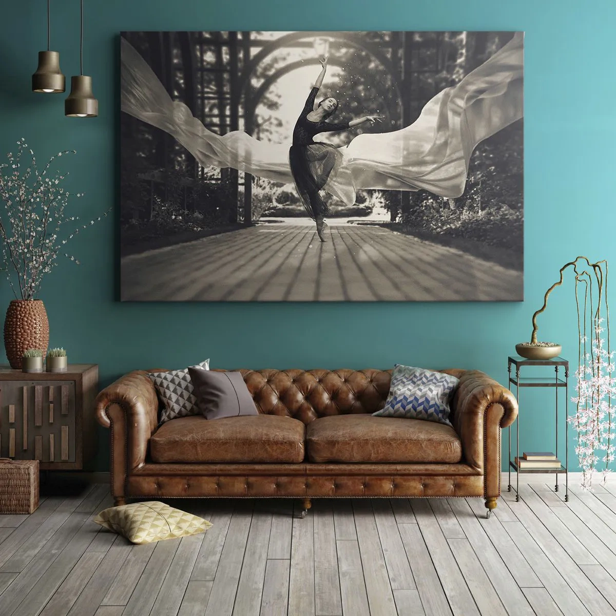 Bild auf Leinwand - Leinwandbild - Eine Tänzerin in einem wallenden Kleid führt einen Sprung vor einer schwarz-weißen Gartenkulisse aus. - 70x50cm - Der Tanz des Gartengeistes - Moderne Wanddekoration für Wohnzimmer und Schlafzimmer ARTTOR