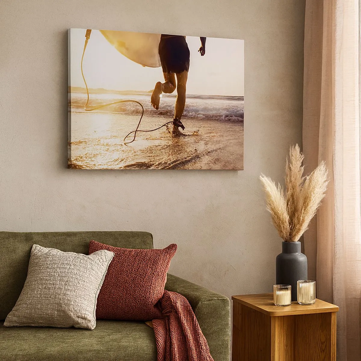 Bild auf Leinwand - Leinwandbild - Ein Surfer läuft mit seinem Brett in der Sonne am Strand entlang. - 70x50cm - Um die Welle zu treffen - Moderne Wanddekoration für Wohnzimmer und Schlafzimmer ARTTOR