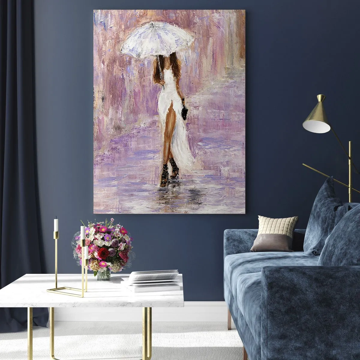 Glasbild - Bild auf glas - Eine Frau mit einem Regenschirm, die im Regen in Fliedertönen läuft - 70x100cm - Im lila Regen - Moderne Wanddekoration für Wohnzimmer und Schlafzimmer ARTTOR