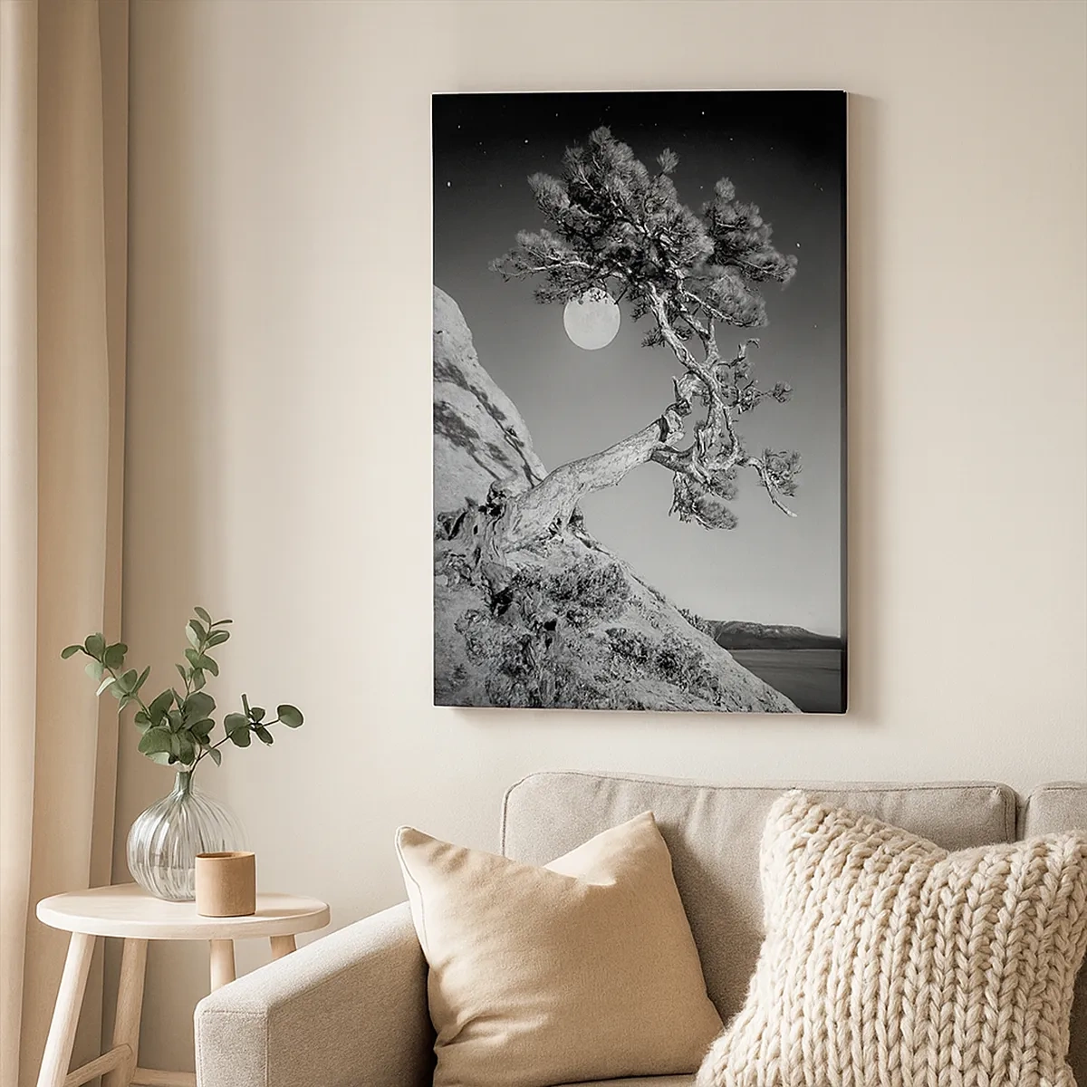 Bild auf Leinwand - Leinwandbild - Schwarz-weißer Baum auf einer Klippe mit dem Mond im Hintergrund - 50x70cm - Siegreiche Kämpferin - Moderne Wanddekoration für Wohnzimmer und Schlafzimmer ARTTOR