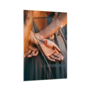 Glasbild - Bild auf glas - Sinnliche Hände mit Blumen in einer natürlichen Umgebung - 70x100cm - Verbunden mit der Natur - Moderne Wanddekoration für Wohnzimmer und Schlafzimmer ARTTOR