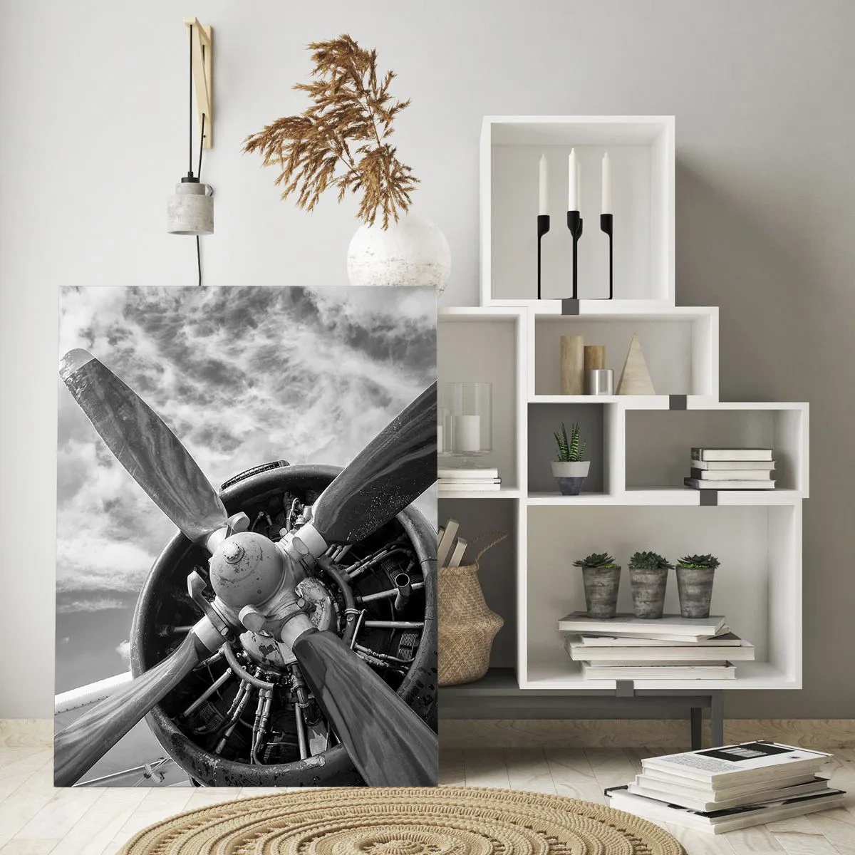 Glasbild - Bild auf glas - Ein Schwarzweißfoto eines Flugzeugpropellers vor einem dynamischen Himmel. - 80x120cm - Eroberer der Lüfte - Moderne Wanddekoration für Wohnzimmer und Schlafzimmer ARTTOR