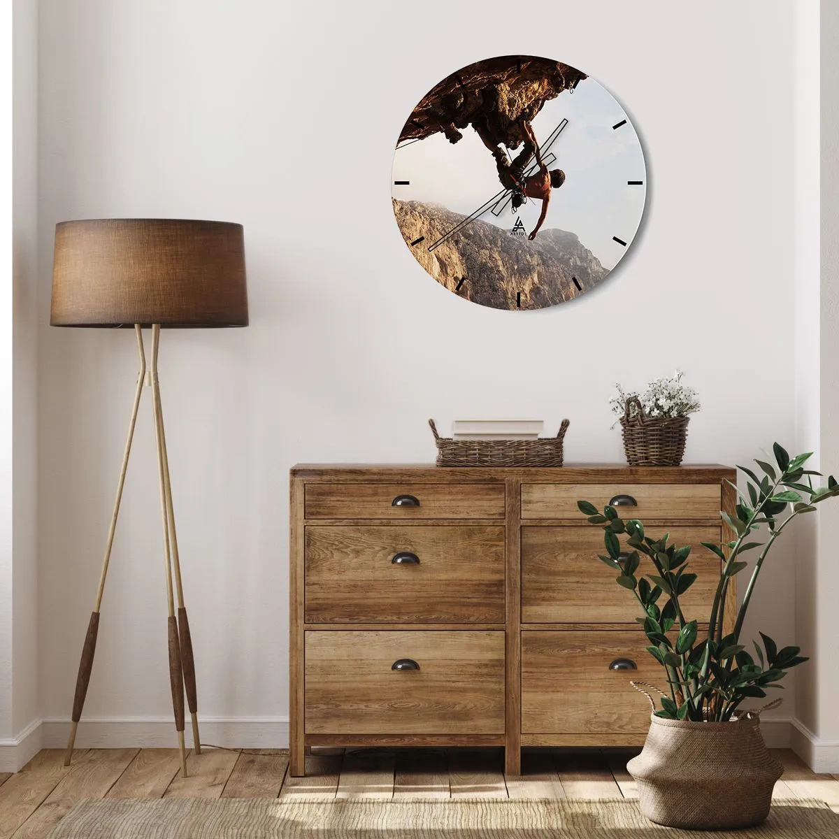 Wanduhr - Glasuhr - Klettern auf einer Klippe mit Blick auf die Berge - 30x30cm - Die Welt ist in einer Hand auf einem Felsblock geschrumpft - Moderne Wanddekoration für Wohnzimmer, Küche und Schlafzimmer ARTTOR