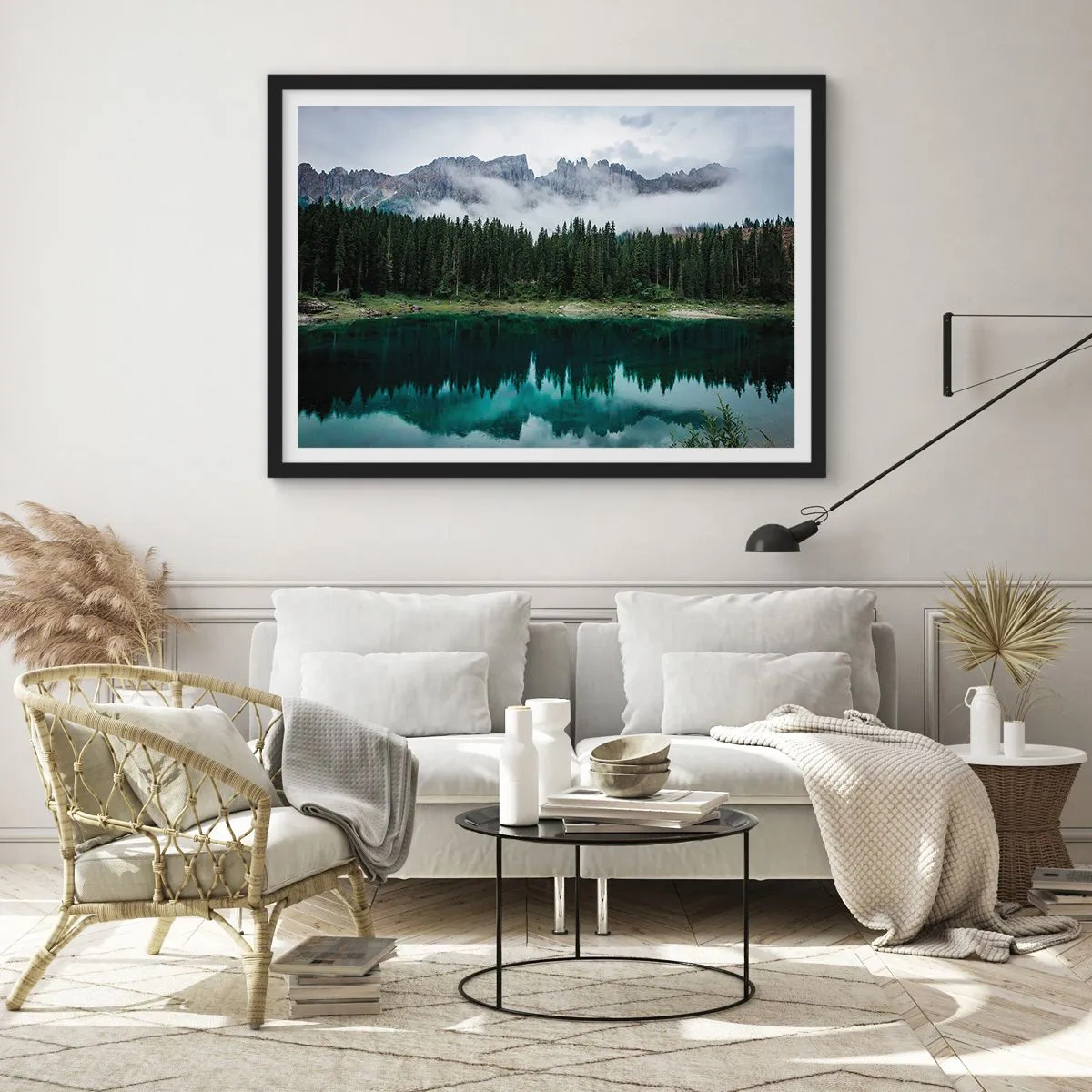 Poster in einem schwarzem Rahmen - Eine Berglandschaft mit einem Wald und einem See, in dem sich der Himmel spiegelt - 100x70cm - Leise, leise, lass uns das Trinkwasser nicht wecken ... - Moderne Wanddekoration für Wohnzimmer und Schlafzimmer ARTTOR