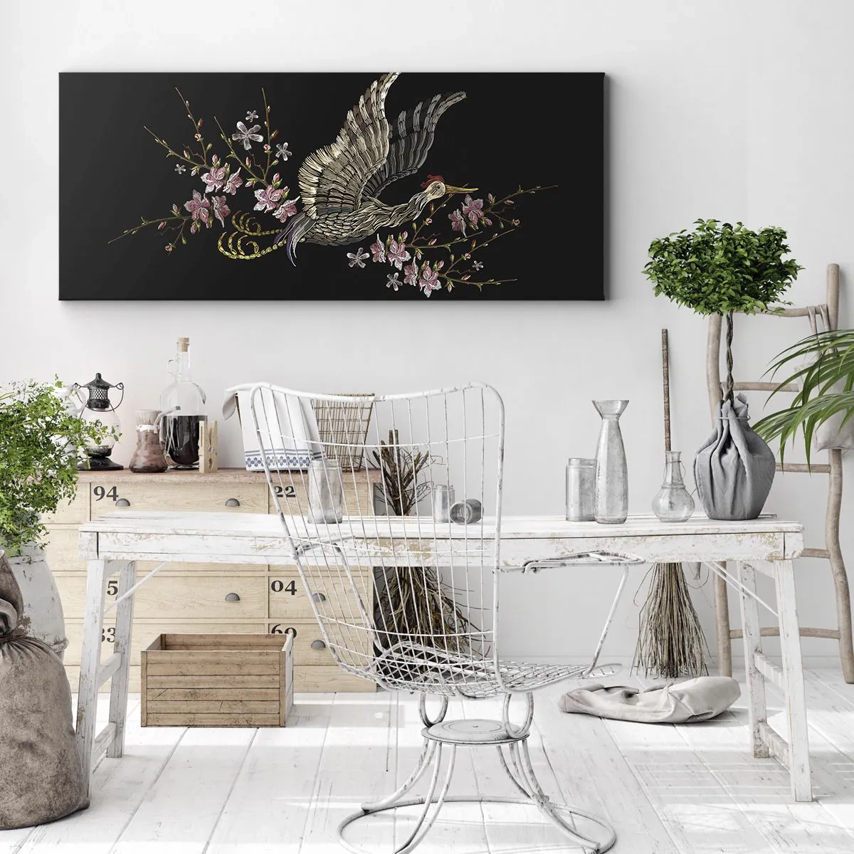 Bild auf Leinwand - Leinwandbild - Ein Vogel im Flug mit Blumen auf schwarzem Hintergrund - 140x50cm - Exotischer gestickter Vogel - Moderne Wanddekoration für Wohnzimmer und Schlafzimmer ARTTOR
