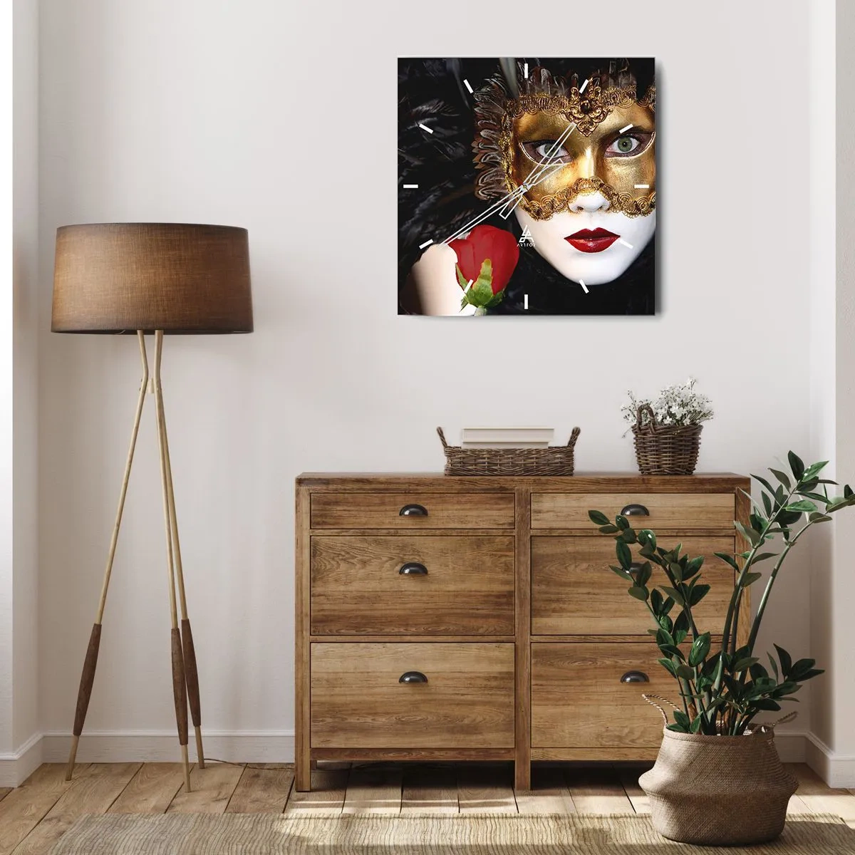 Wanduhr - Glasuhr - Goldene venezianische Maske mit Federn und einer roten Rose, geheimnisvolles Motiv. - 30x30cm - Denn das Leben ist ein großer Ball - Moderne Wanddekoration für Wohnzimmer und Schlafzimmer ARTTOR