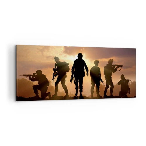 Bild auf Leinwand - Leinwandbild - Soldaten vor dem Hintergrund der untergehenden Sonne in einer dynamischen Umgebung - 120x50cm - Waffenbrüder - Moderne Wanddekoration für Wohnzimmer und Schlafzimmer ARTTOR