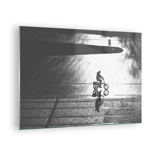 Glasbild - Bild auf glas - Mann fährt mit dem Fahrrad durch die Stadt, Spiegelung im Wasser, Schwarz-Weiß-Aufnahme - 70x50cm - Vor sich hin durch die Stadt - Moderne Wanddekoration für Wohnzimmer und Schlafzimmer ARTTOR