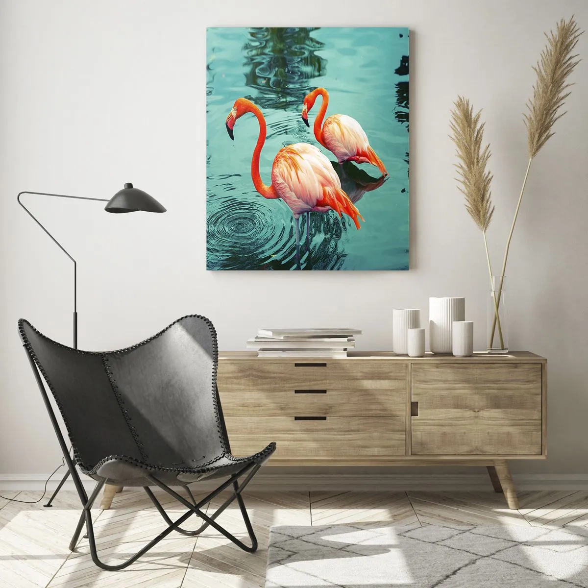 Glasbild - Bild auf glas - Zwei Flamingos im ruhigen Wasser spiegeln ihre Umgebung wider - 70x100cm - Wir sind jetzt in Mode - Moderne Wanddekoration für Wohnzimmer und Schlafzimmer ARTTOR