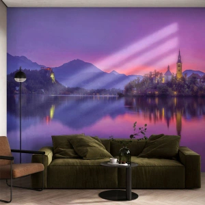 Fototapete Standard Eco - Eine malerische Insel auf dem See im Licht der untergehenden Sonne - 100x70cm - Eine märchenhafte Insel in der Abenddämmerung - Moderne Wanddekoration für Wohnzimmer und Schlafzimmer ARTTOR