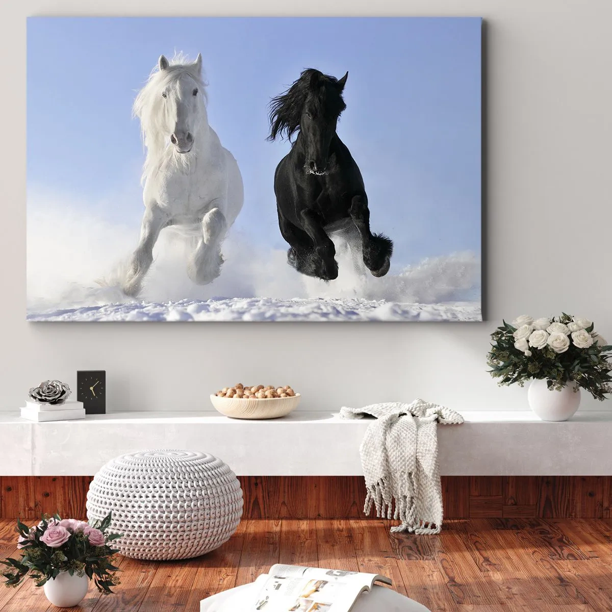 Bild auf Leinwand - Leinwandbild - Ein weißes und ein schwarzes Pferd galoppieren durch den Schnee - 70x50cm - Schwarz-Weiß-Galopp - Moderne Wanddekoration für Wohnzimmer und Schlafzimmer ARTTOR