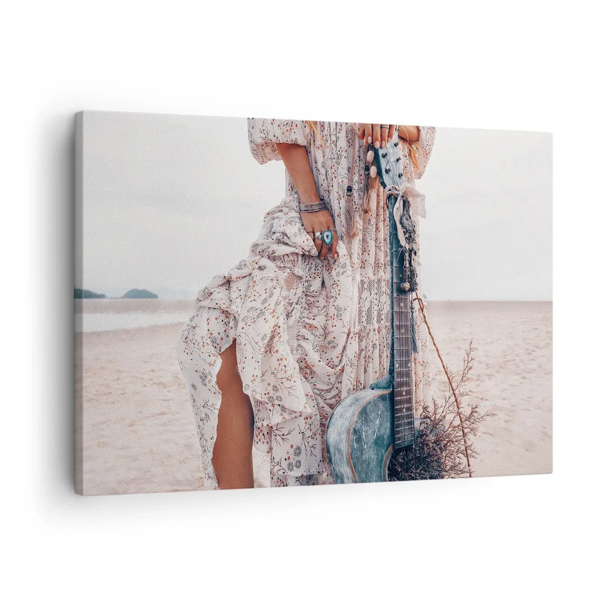 Bild auf Leinwand - Leinwandbild - Frau im Boho-Stil mit Gitarre am Strand - 70x50cm - Kinderblumen auf dem Weg - Moderne Wanddekoration für Wohnzimmer und Schlafzimmer ARTTOR