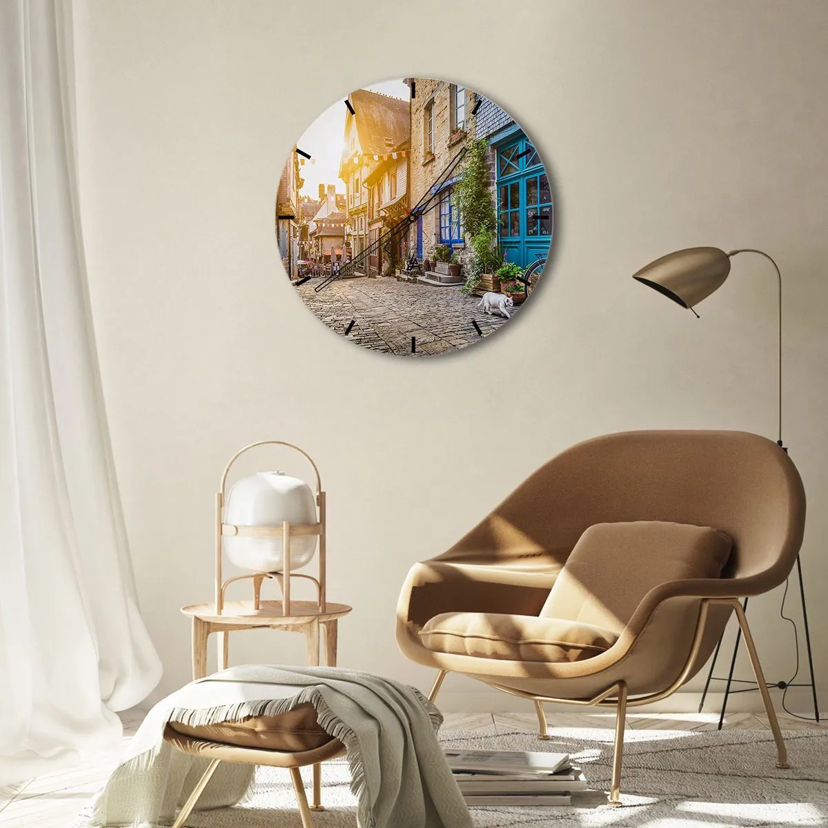 Wanduhr - Glasuhr - Eine charmante Straße mit Mietshäusern, Blumen und einem weißen Hund - 30x30cm - Der weiße Geist der Stadt - Moderne Wanddekoration für Wohnzimmer, Küche und Schlafzimmer ARTTOR