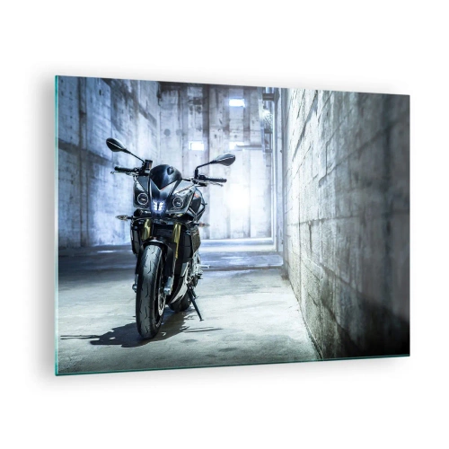 Glasbild - Bild auf glas - Ein Motorrad in einem Industriegebäude mit Betonwänden - 70x50cm - Bevor der Motor brummt - Moderne Wanddekoration für Wohnzimmer und Schlafzimmer ARTTOR