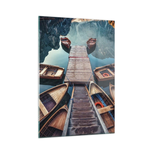 Glasbild - Bild auf glas - Blick auf Holzboote, die an einem Steg in den Bergen vertäut sind - 50x70cm - Ich warte am Yachthafen - Moderne Wanddekoration für Wohnzimmer und Schlafzimmer ARTTOR