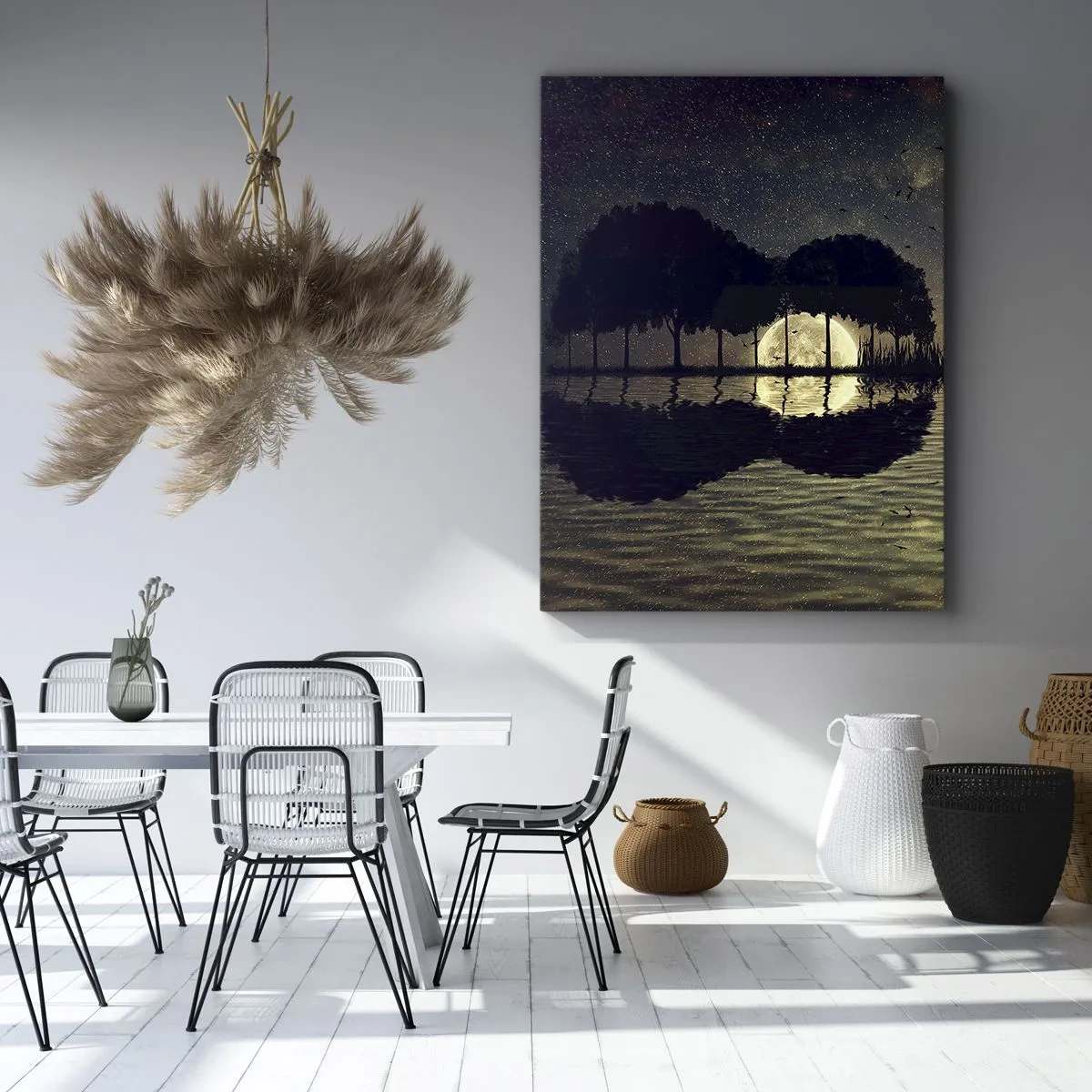Bild auf Leinwand - Leinwandbild - Eine magische Nacht mit Bäumen und dem Mond, der sich im Wasser spiegelt - 70x100cm - Nacht am Ende der Welt - Moderne Wanddekoration für Wohnzimmer und Schlafzimmer ARTTOR