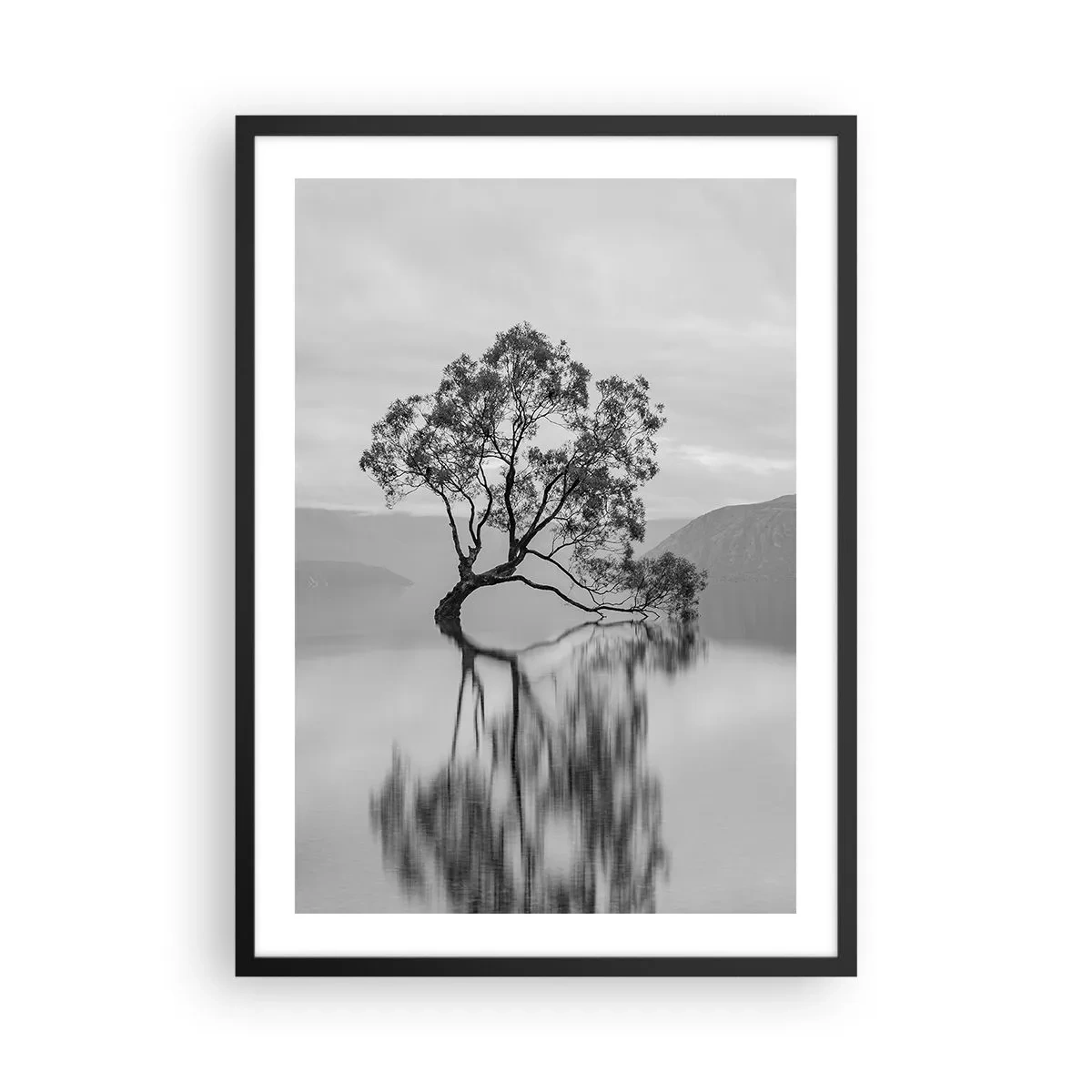 Poster in einem schwarzem Rahmen - Ein einsamer Baum spiegelt sich im ruhigen Wasser - 50x70cm - Es gibt so ein Land - Moderne Wanddekoration für Wohnzimmer und Schlafzimmer ARTTOR