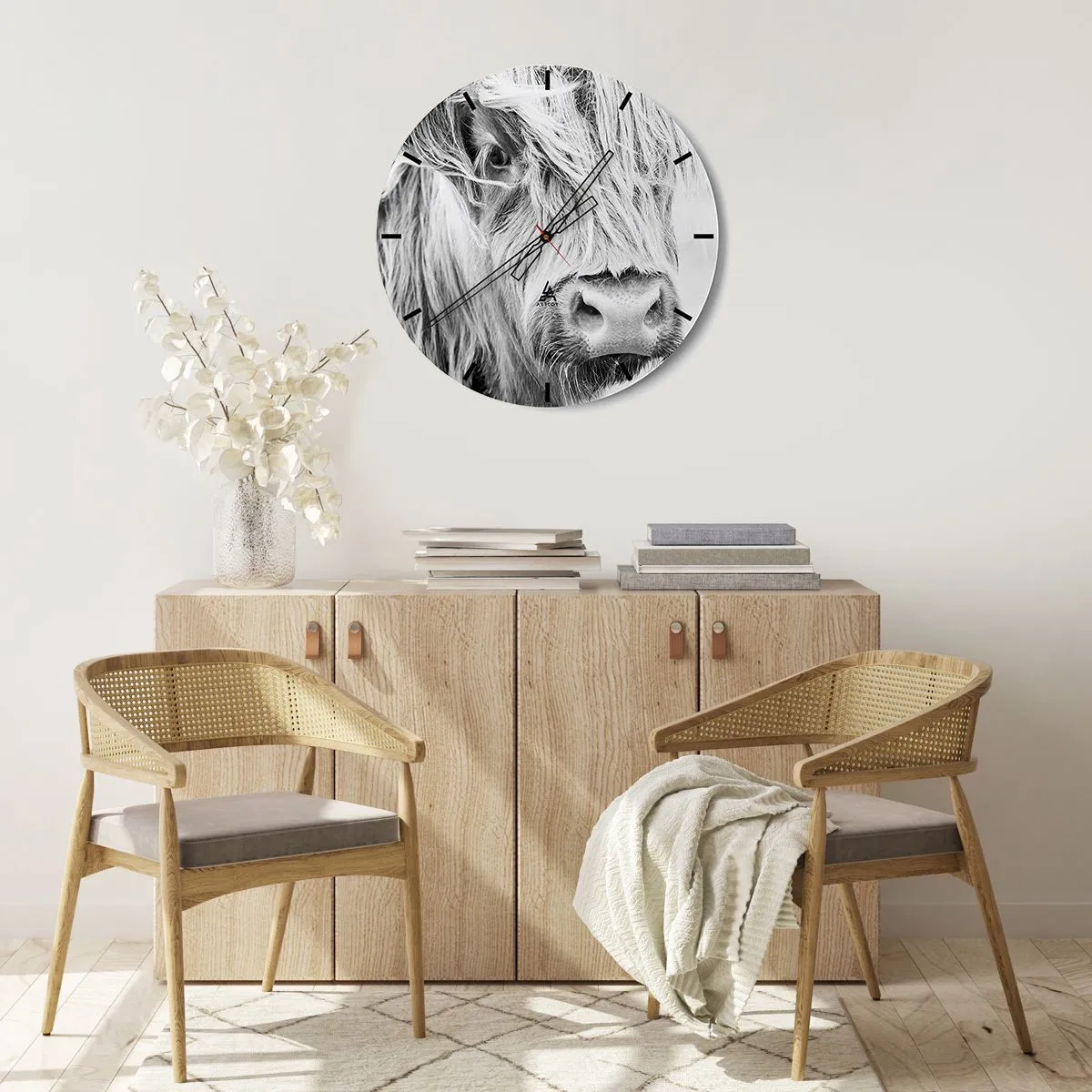 Wanduhr - Glasuhr - Porträt eines langhaarigen schottischen Rindes in Schwarz und Weiß - 30x30cm - Schottische Wildheit - Moderne Wanddekoration für Wohnzimmer, Küche und Schlafzimmer ARTTOR
