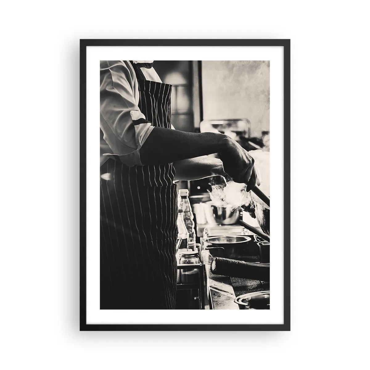 Poster in einem schwarzem Rahmen - Schwarz-Weiß-Foto eines Kochs bei der Arbeit - 50x70cm - Alchemie der Aromen - Moderne Wanddekoration für Wohnzimmer und Schlafzimmer ARTTOR