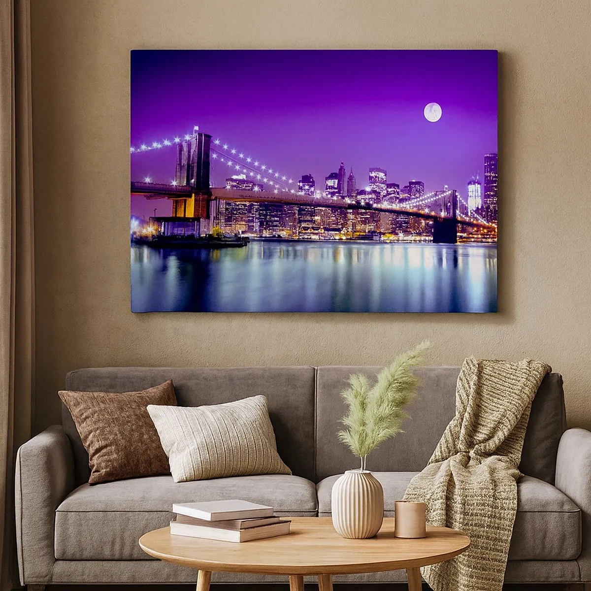 Bild auf Leinwand - Leinwandbild - Brooklyn Bridge bei Nacht mit beleuchteter Stadt und Vollmond - 70x50cm - Die Lichter der Großstadt in Lila - Moderne Wanddekoration für Wohnzimmer und Schlafzimmer ARTTOR