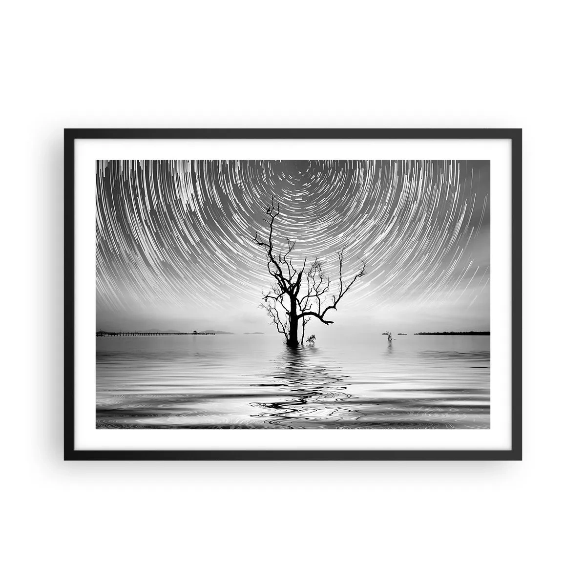 Poster in einem schwarzem Rahmen - Ein Baum im Wasser unter einem Nachthimmel mit sich bewegenden Sternen - 70x50cm - Eine Sinfonie der Natur - Moderne Wanddekoration für Wohnzimmer und Schlafzimmer ARTTOR