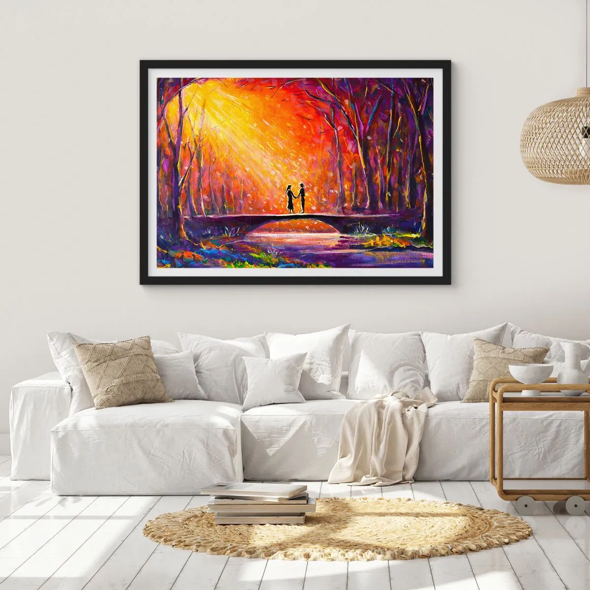Poster in einem schwarzem Rahmen - Romantisches Paar auf einer Brücke im herbstlichen Wald - 100x70cm - Der Himmel liebt sie auch - Moderne Wanddekoration für Wohnzimmer und Schlafzimmer ARTTOR