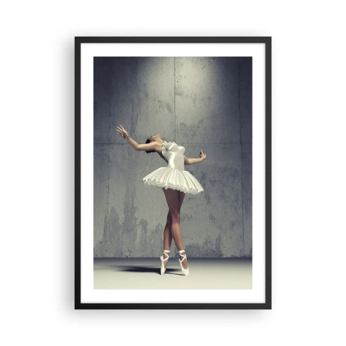 Poster in einem schwarzem Rahmen - Eine Ballerina in einem weißen Kleid vor dem Hintergrund einer rohen Betonwand. - 50x70cm - Leicht wie ein Vogel - Moderne Wanddekoration für Wohnzimmer und Schlafzimmer ARTTOR