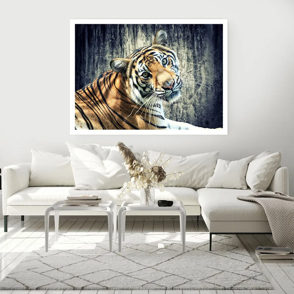 Poster - Ein Tiger liegt an einer rauen Wand - 100x70cm - Portrait in Lichtstrahlen - Moderne Wanddekoration für Wohnzimmer und Schlafzimmer ARTTOR