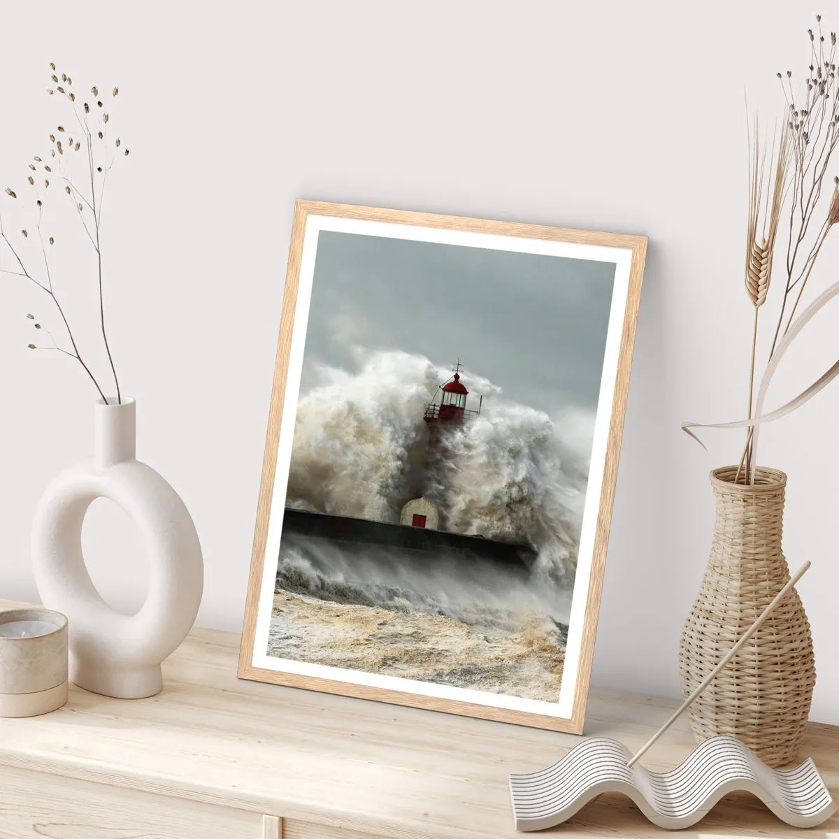 Poster in einem Rahmen aus heller Eiche - Die Wut des Ozeans - 30x40 cm