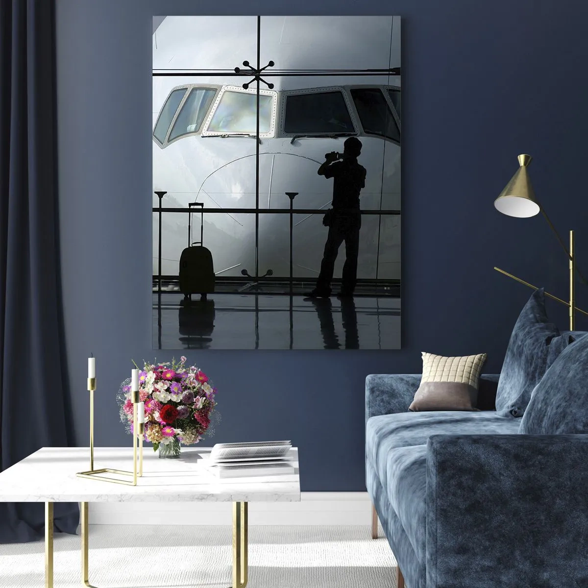 Glasbild - Bild auf glas - Flughafen mit Silhouetten von Menschen und Blick auf das Flugzeug - 80x120cm - Vis a vis am Flughafen - Moderne Wanddekoration für Wohnzimmer und Schlafzimmer ARTTOR