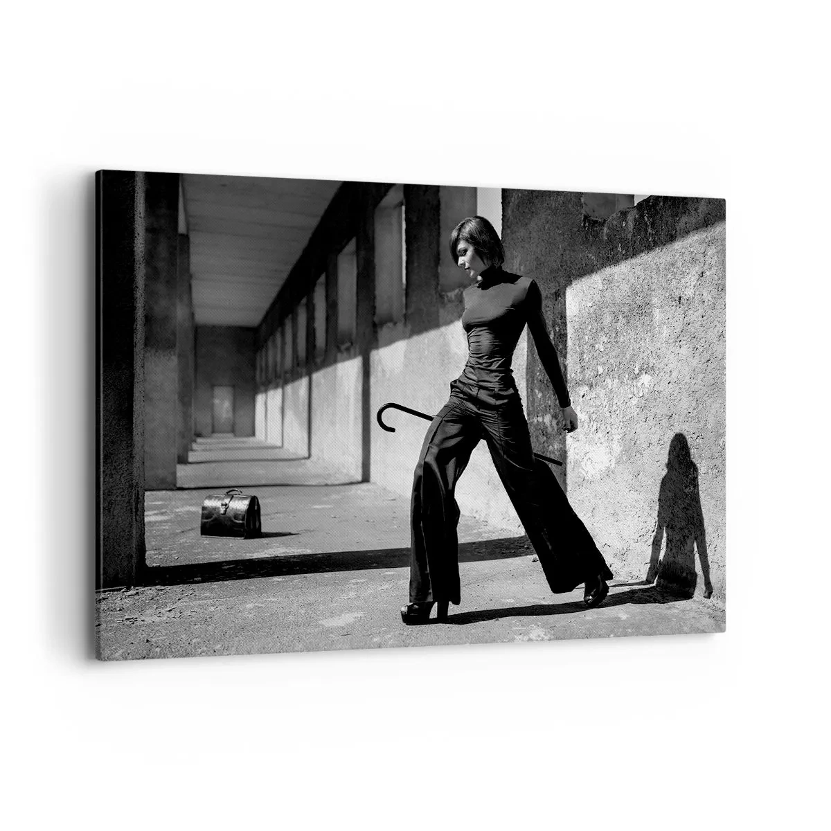 Bild auf Leinwand - Leinwandbild - Stilvolle Frau in einem industriellen Umfeld - 100x70cm - Urbane Eleganz - Moderne Wanddekoration für Wohnzimmer und Schlafzimmer ARTTOR