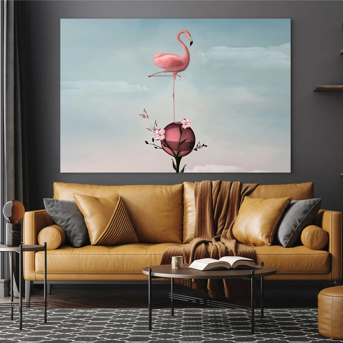 Glasbild - Bild auf glas - Ein rosa Flamingo steht auf einer dekorativen Kugel mit Blumen und Schmetterlingen. - 70x50cm - Basketball-Allegorie - Moderne Wanddekoration für Wohnzimmer und Schlafzimmer ARTTOR
